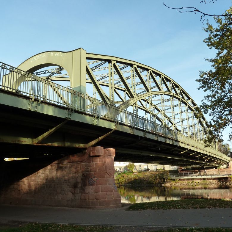 Eine Brücke aus Stahl.